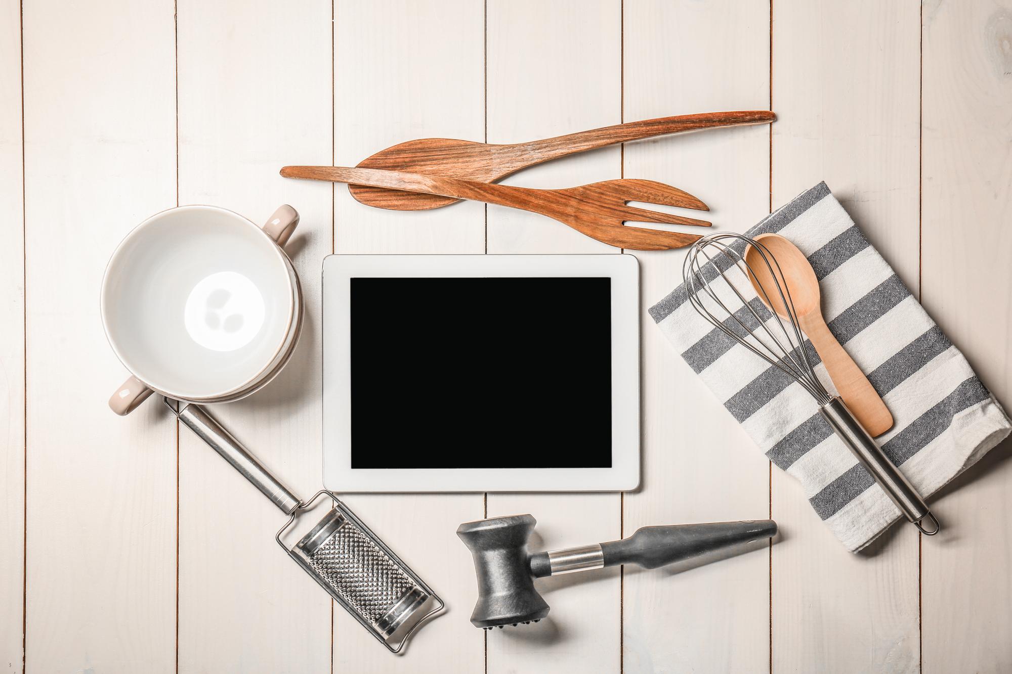 Set di utensili da cucina disposti su tavolo